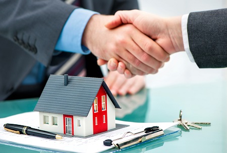 Der unterschriebender Kaufvertrag einer Immobilie 